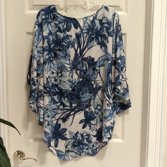Roz & Ali Women's Blue & White Floral Batwing Sleeve Blouse Size 2X - Picture 4 of 6